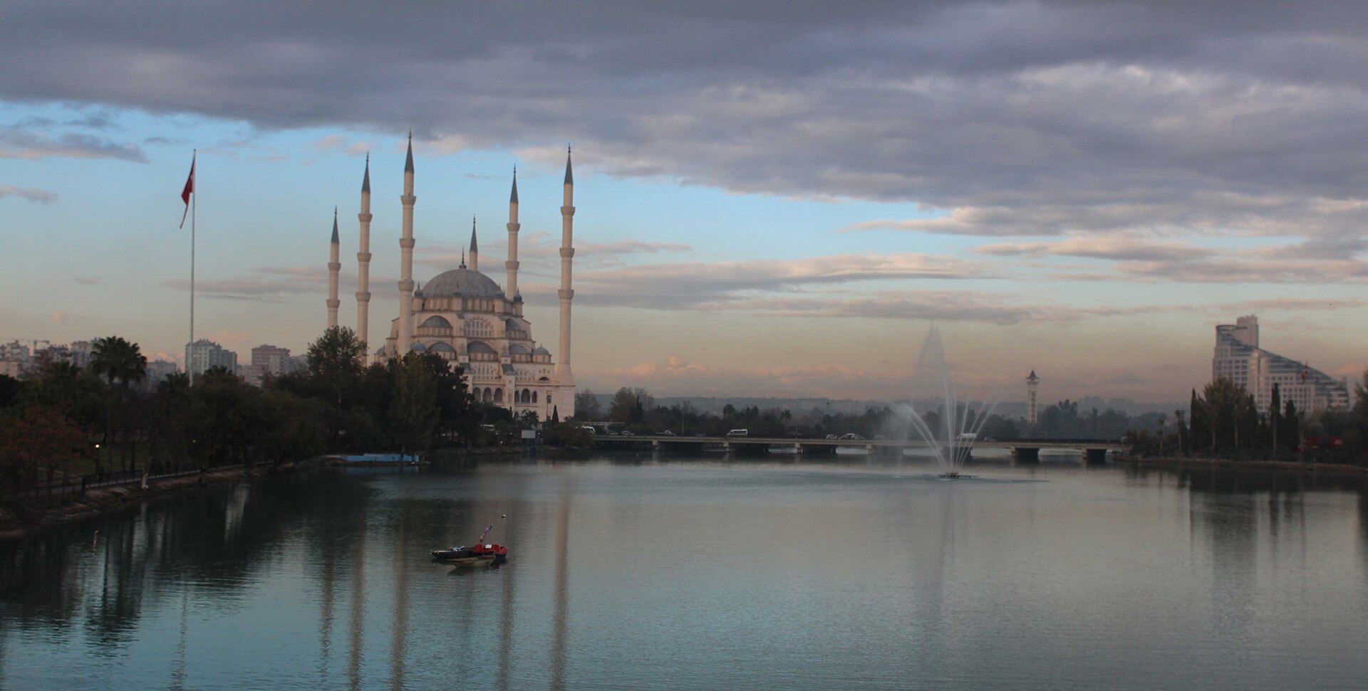 Seyhan Nehri kıyısından Sabancı Merkez Camii ve Adana manzarası